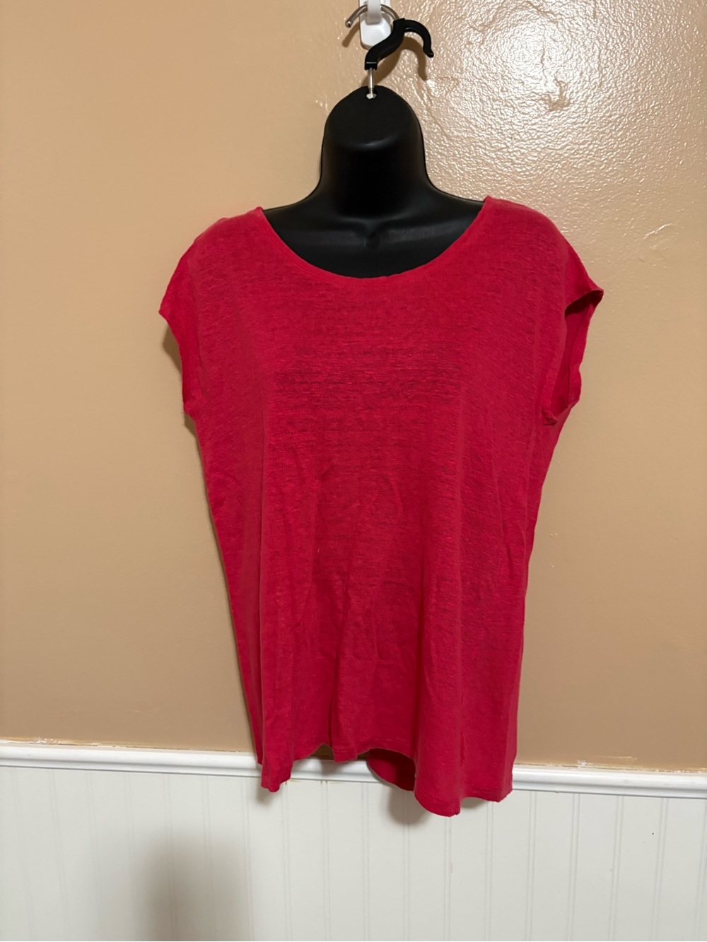 Tahari Size Small Red Linen Top Button Detail Down Back Preowned